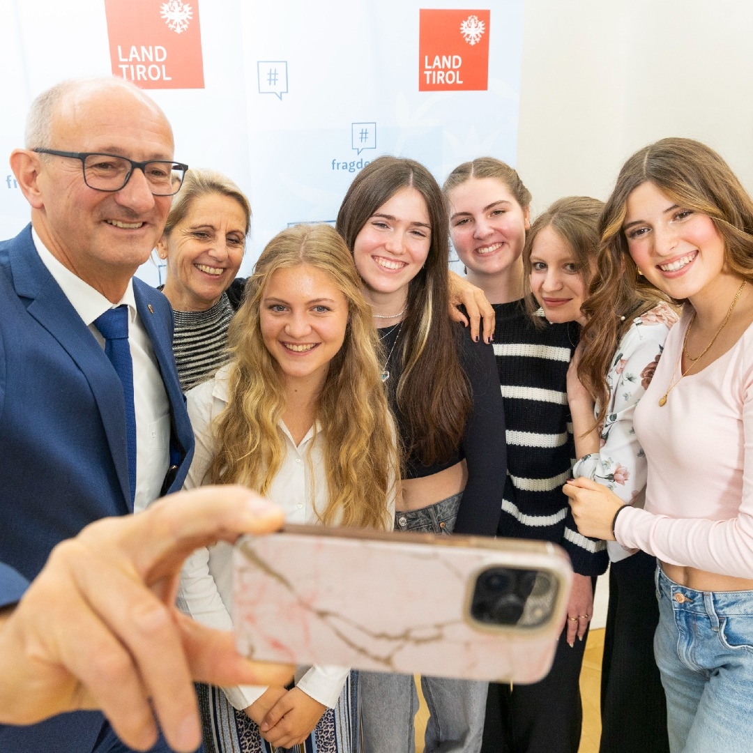 Der Landeshauptmann macht mit Schülerinnen und Schülern gemeinsam ein Selfie.