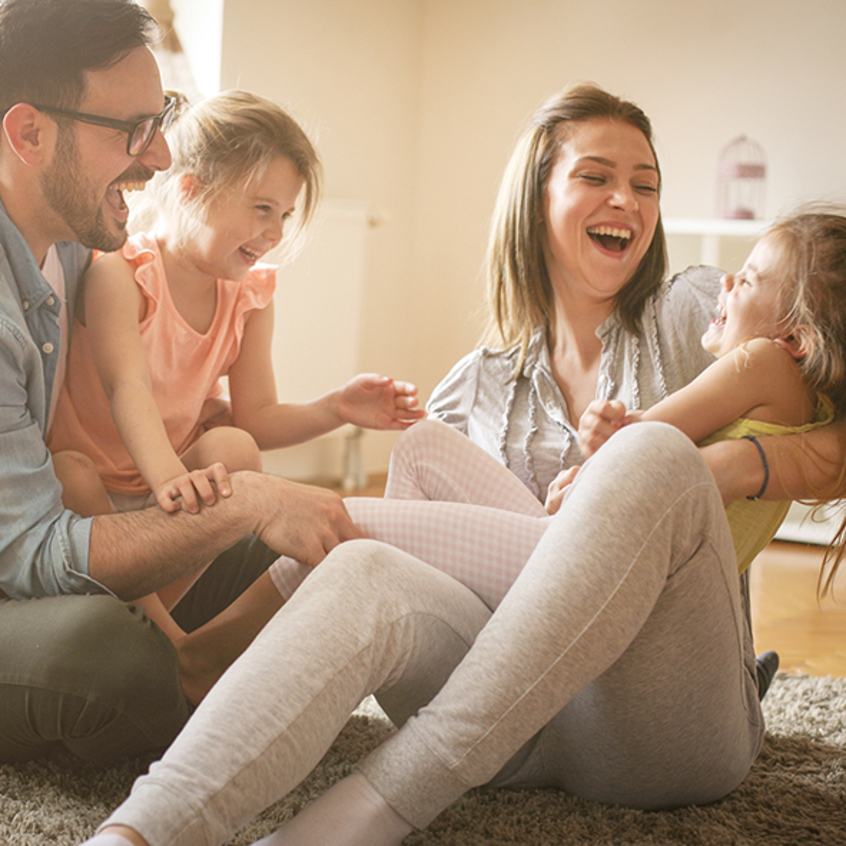 Familie mit Vater, Mutter und zwei Kindern