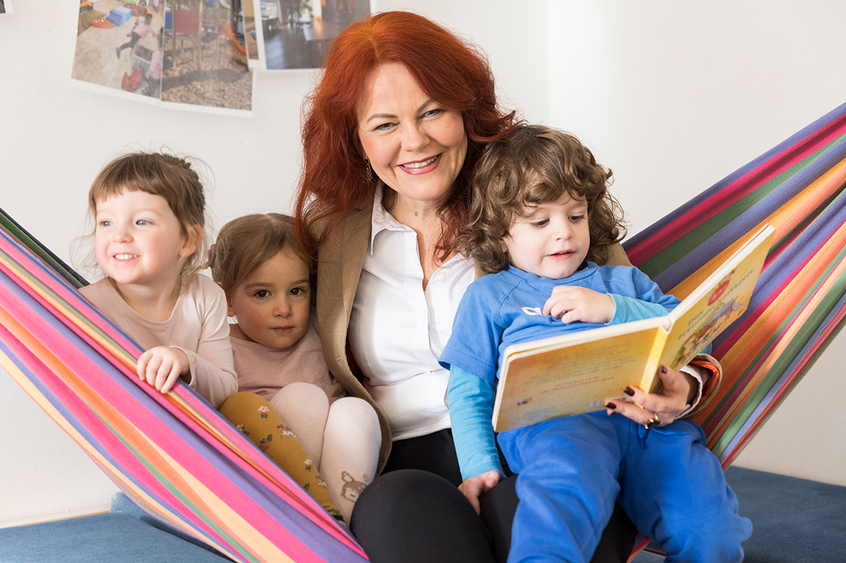 Landesrätin Cornelia Hagele mit Kindern