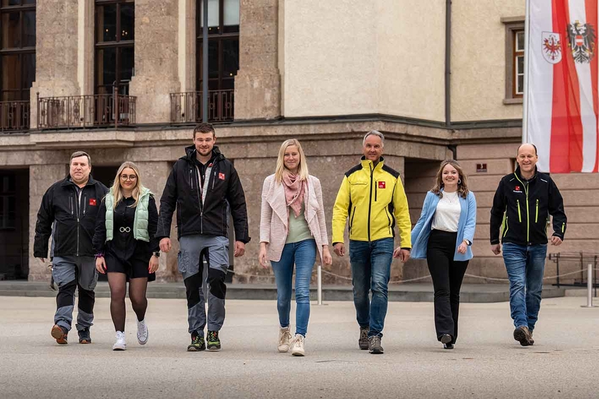 Mitarbeiterinnen und Mitarbeiter, die beim Land Tirol arbeiten.