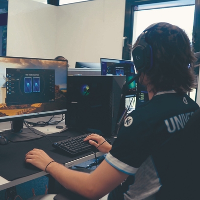 Junger Mann beim Computerspielen.